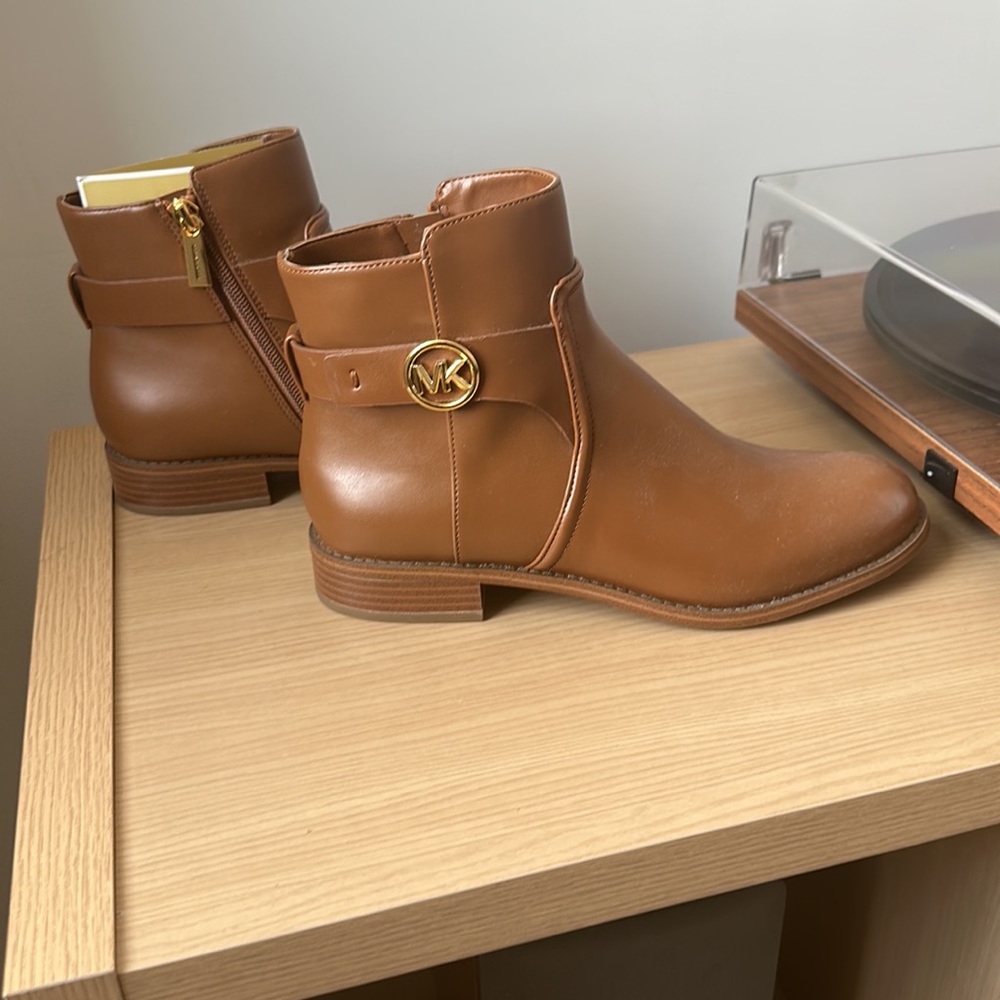 Michael Kors lugga Boots. Size 7.5 women’s. Unworn. - Picture 2 of 2